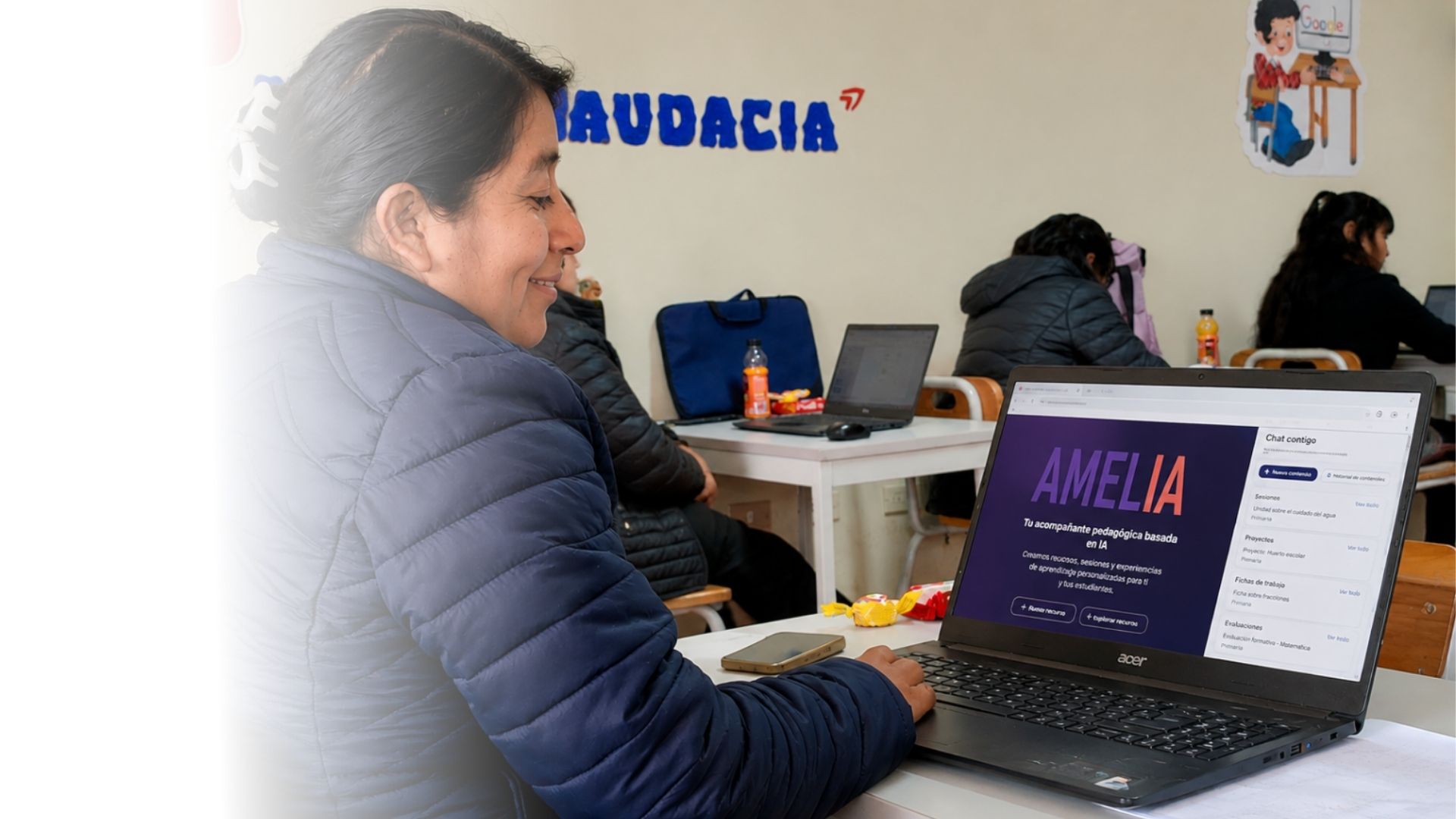 Docente usando AMELIA en su laptop